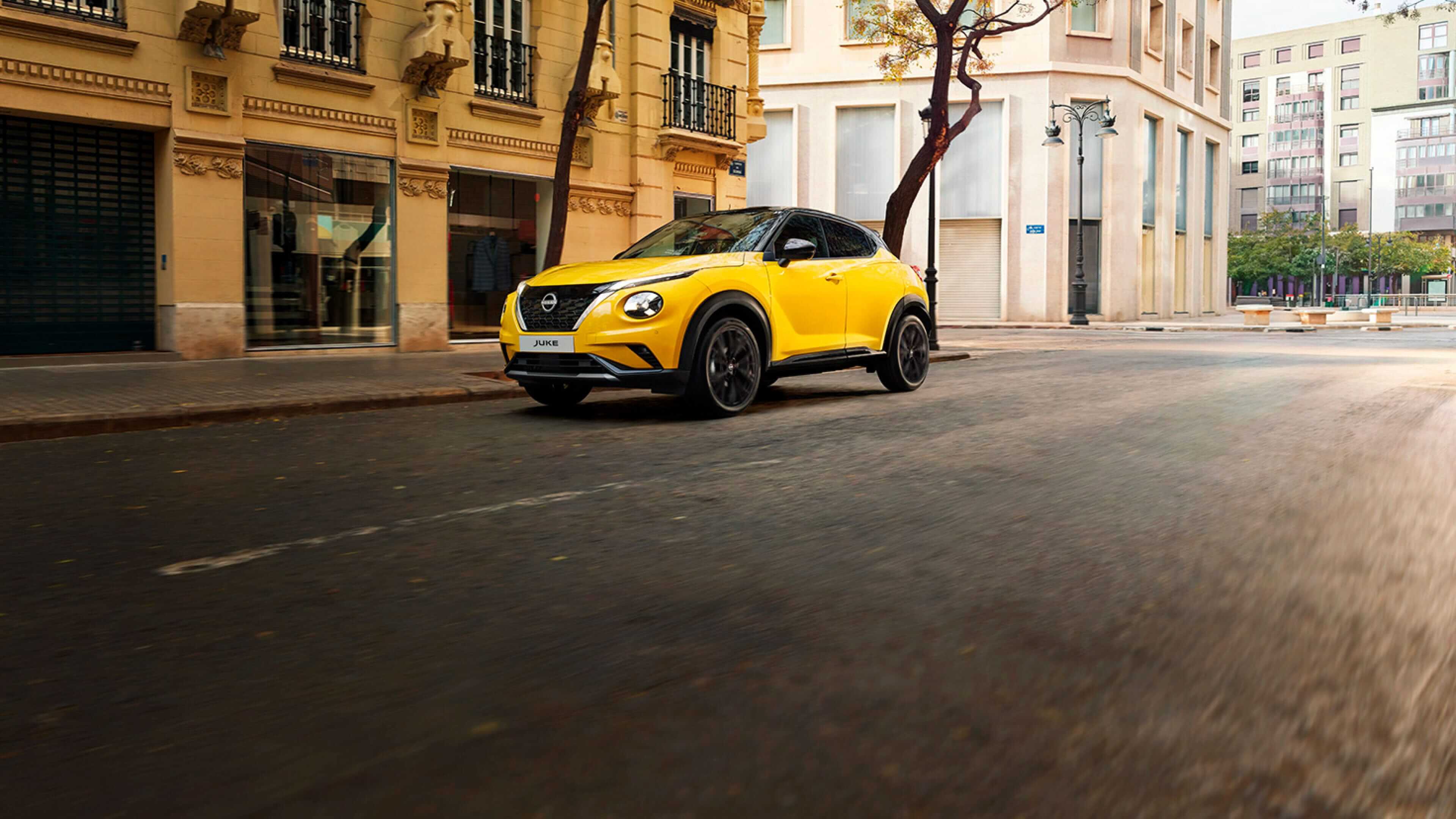 Nissan Juke aparcado frente a una tienda